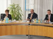 <p>Frau Dr. Gräßle im Gespräch mit Vorständen der Volks- und Raiffeisenbanken Ostalbkreis und Kreis Heidenheim am 20.07.2012. Es wurde unter anderem über neue Regulierungsmaßnahmen diskutiert. Das genossenschaftliche Geschäftsmodell hat sich in der Krise mit seinen Einlagensicherungssystemen als sehr tragfähig erwiesen. Man war sich einig, dass ein Transfer- und Haftungsverbund strikt abgelehnt werde.</p>